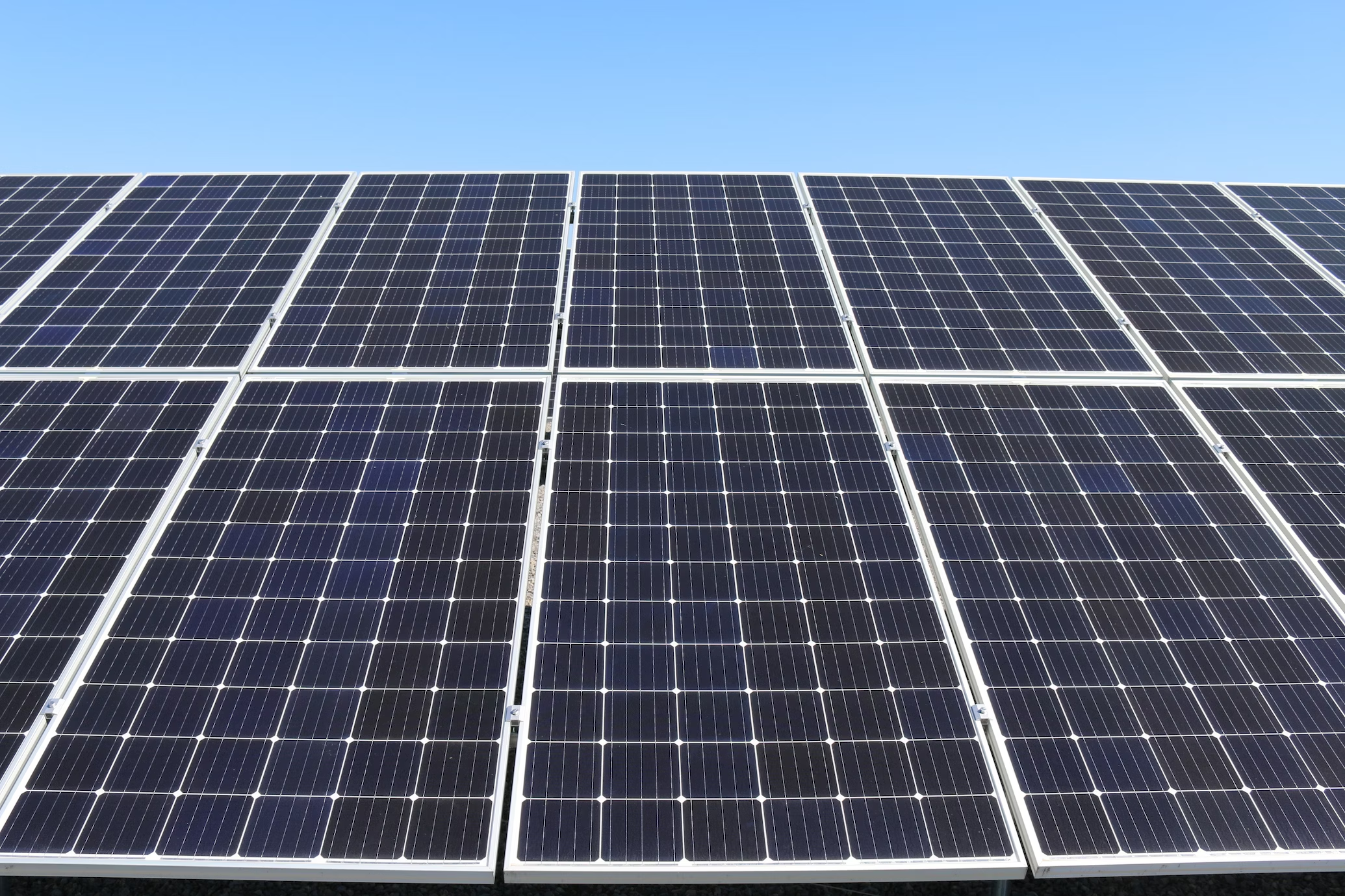 Panouri solare care alimentează datacenterul